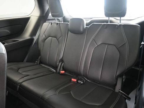 New 2026 Chrysler Pacifica Select image 12