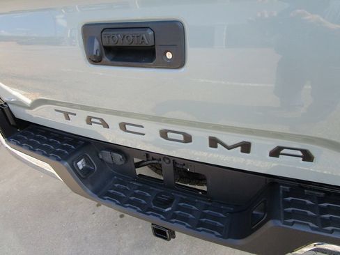 Used 2022 Toyota Tacoma TRD Off-Road AWD/4WD image 16
