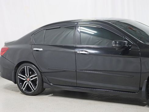 Used 2016 Honda Accord Touring image 3
