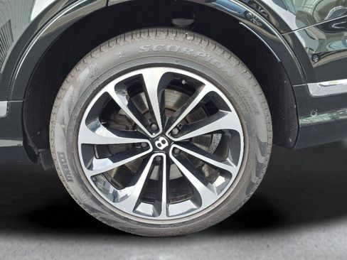 Used 2023 Bentley Bentayga image 17