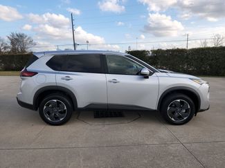 Used 2025 Nissan Rogue SV video 4