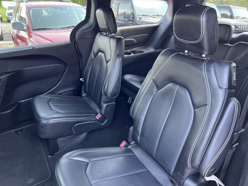 Used 2023 Chrysler Pacifica Touring-L w/ S Appearance Package AWD/4WD image 10