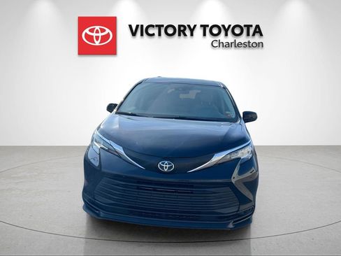 Used 2021 Toyota Sienna LE FWD image 3