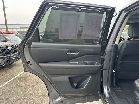 Used 2023 Nissan Pathfinder Platinum image 13