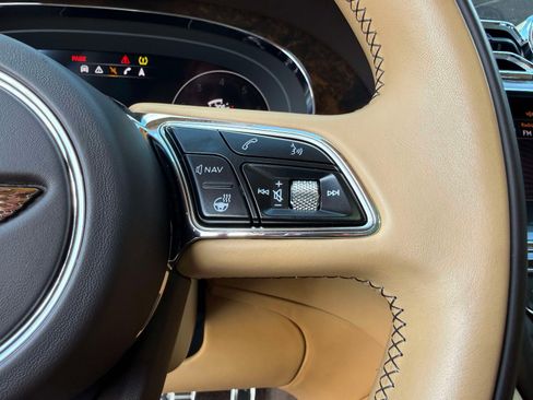 Used 2022 Bentley Bentayga image 56