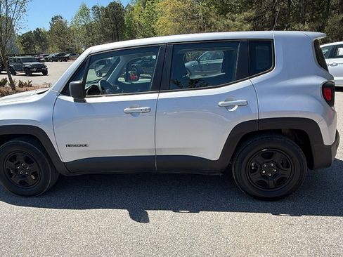 Used 2020 Jeep Renegade Sport w/ UConnect 7.0 Group FWD image 11