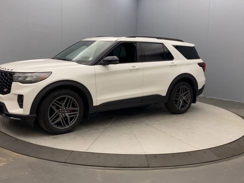 Used 2025 Ford Explorer ST w/ Sun And Sound Package AWD/4WD image 9