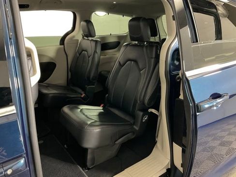 Used 2022 Chrysler Pacifica Touring-L AWD/4WD image 32