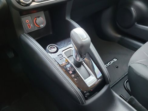 Certified 2020 Nissan Kicks SV image 27