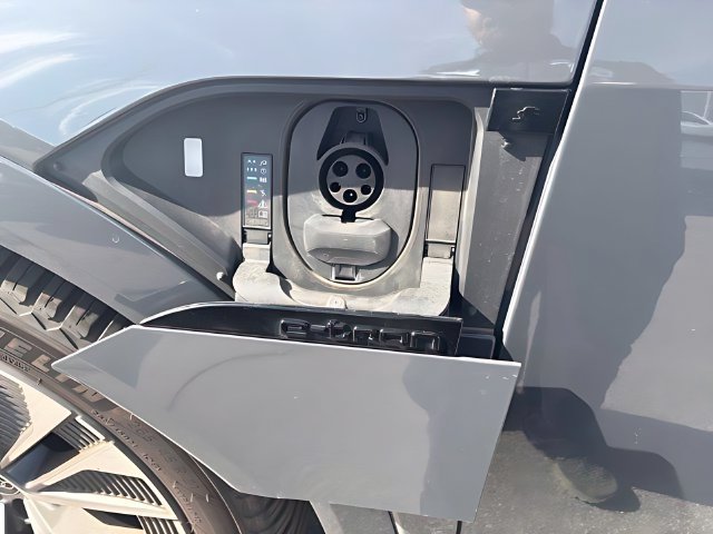 Used 2024 Audi Q8 e-tron Premium Plus AWD/4WD image 9