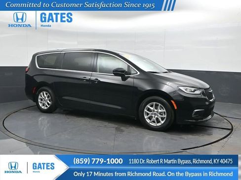 Used 2024 Chrysler Pacifica Touring-L FWD image 1