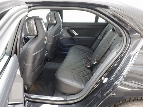 Certified 2025 BMW 760i xDrive w/ Executive Package image 16