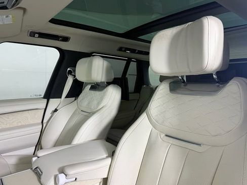 Used 2025 Land Rover Range Rover SV image 35