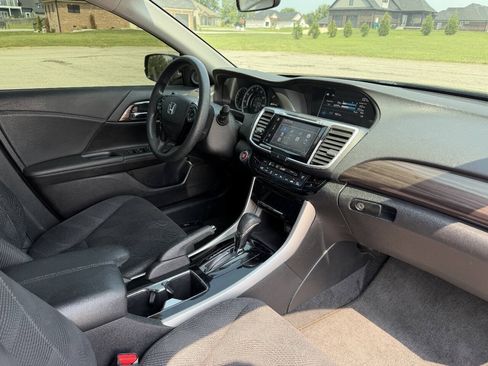 Used 2017 Honda Accord EX image 14