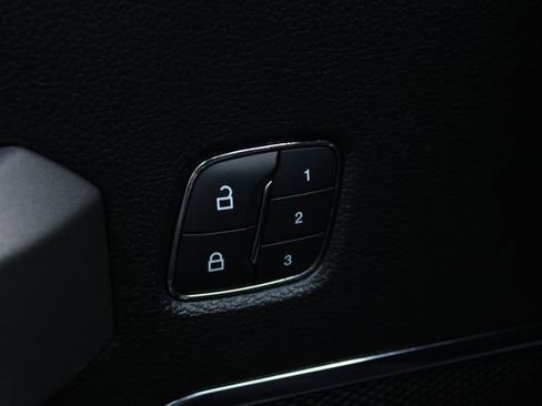 Used 2016 Ford F150 Platinum w/ Equipment Group 701A Luxury AWD/4WD image 4