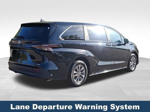 Used 2025 Toyota Sienna LE FWD image 7