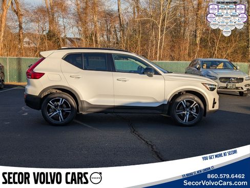 Used 2024 Volvo XC40 B5 Core image 3