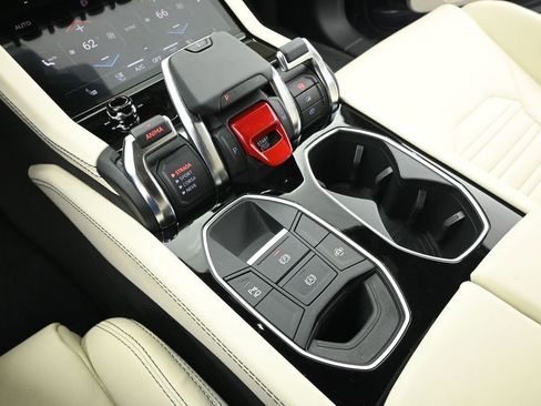 Used 2026 Lamborghini Urus SE AWD/4WD image 17