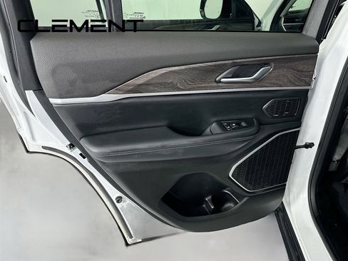 Used 2022 Jeep Grand Cherokee Limited 4xe image 32