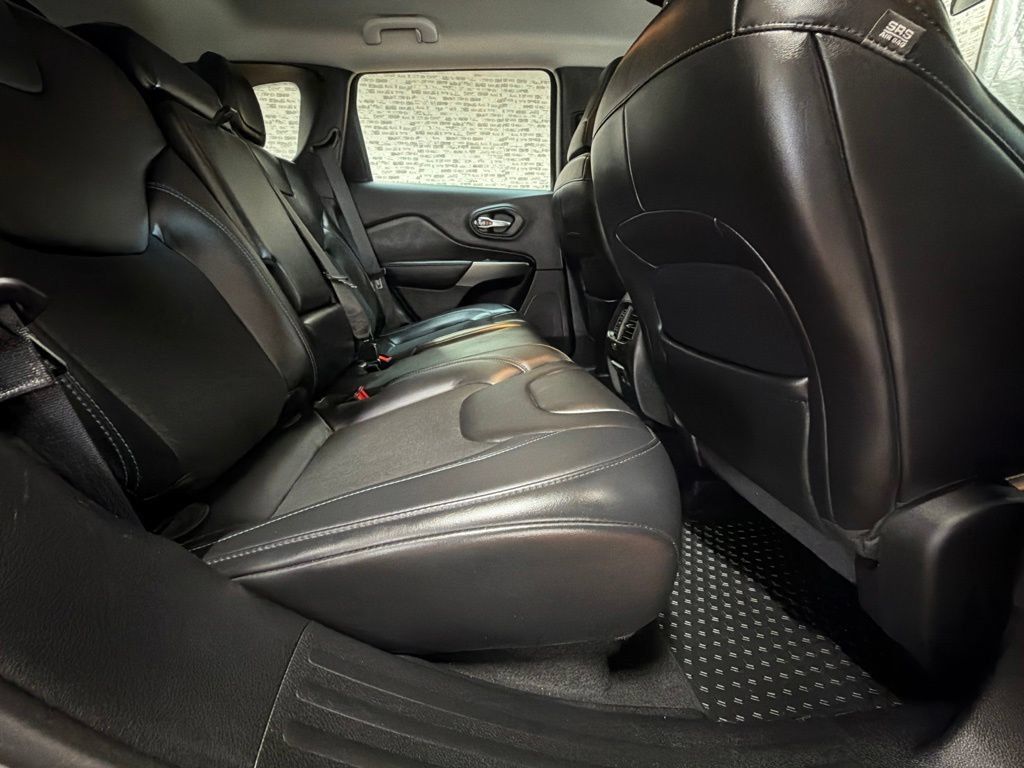 Used 2019 Jeep Cherokee Latitude Plus w/ Cold Weather Group AWD/4WD image 13