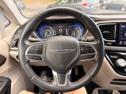 Used 2018 Chrysler Pacifica Touring-L Plus FWD image 11