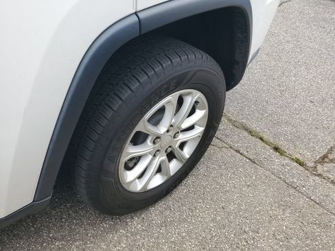 Certified 2021 Jeep Grand Cherokee Laredo X AWD/4WD image 7