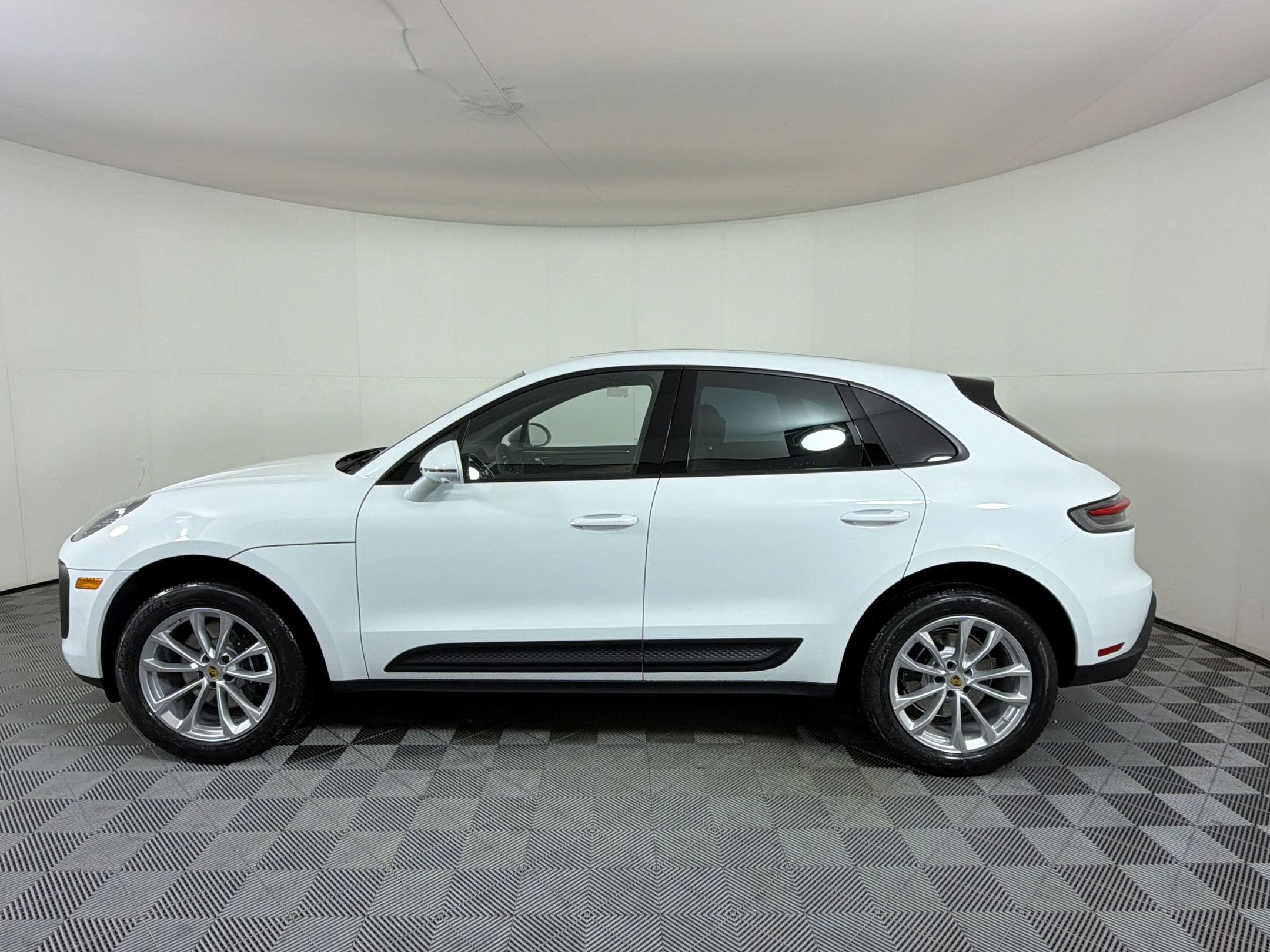 Used 2026 Porsche Macan AWD/4WD image 2
