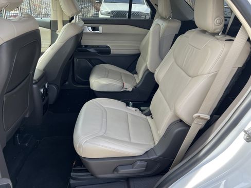 Used 2020 Ford Explorer Platinum w/ Premium Technology Package image 31