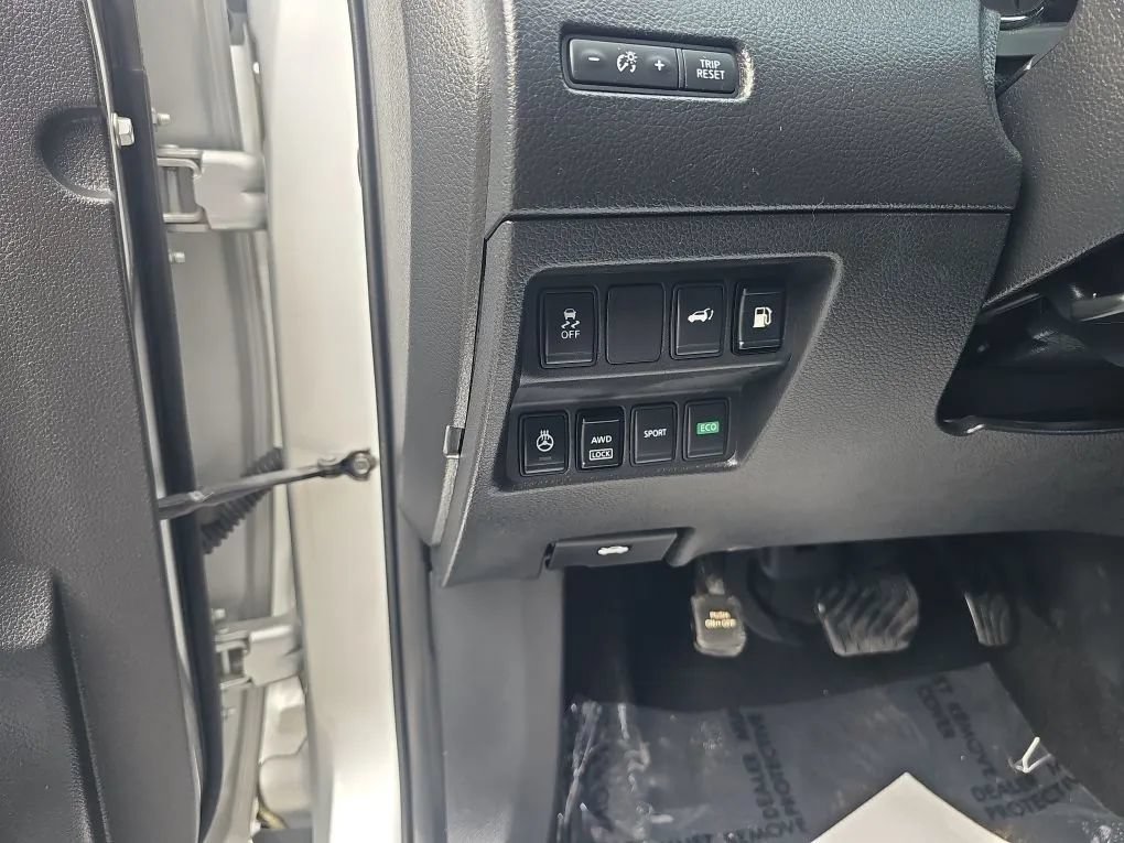 Used 2018 Nissan Rogue SV w/ Premium Package AWD/4WD image 14