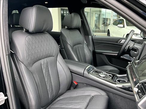 Used 2025 BMW X7 M60i image 9