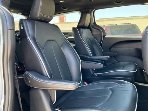 Used 2025 Chrysler Pacifica Premium FWD image 20