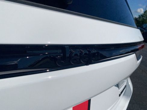 New 2025 Jeep Grand Cherokee Limited w/ Black Appearance Package image 38