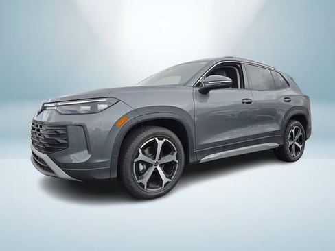 New 2025 Volkswagen Tiguan SE image 2