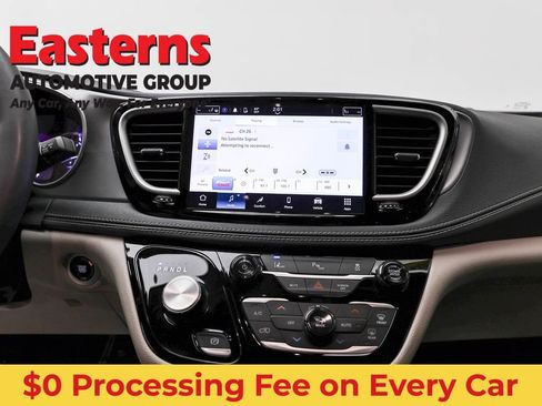 Used 2023 Chrysler Pacifica Touring-L FWD image 12