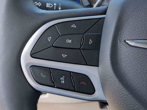 Certified 2023 Chrysler Pacifica Touring-L FWD image 19