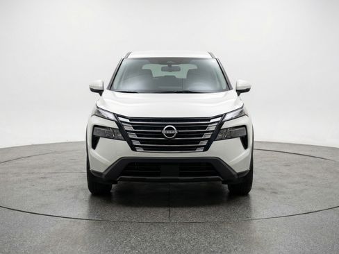 Used 2025 Nissan Rogue SV image 2