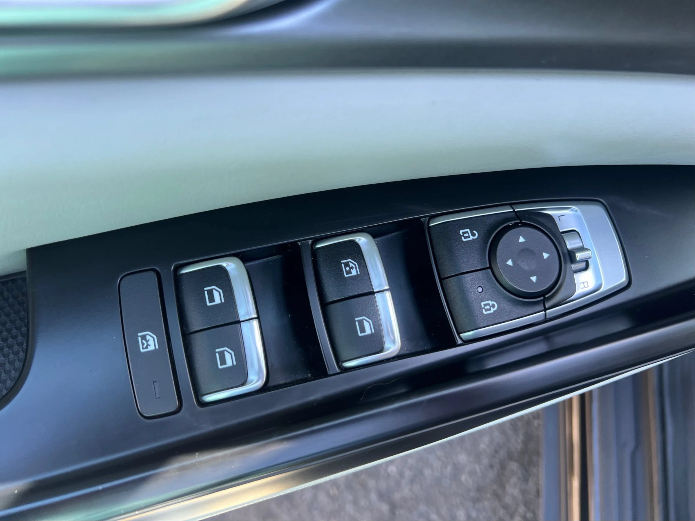 Used 2022 Kia Carnival LX FWD image 29