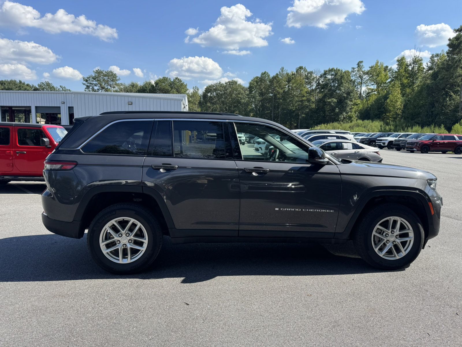 Used 2025 Jeep Grand Cherokee Laredo X w/ Luxury Tech Group I RWD image 4