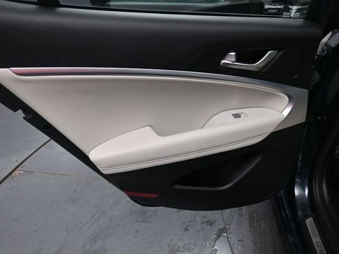 Used 2025 Genesis G70 2.5T image 31