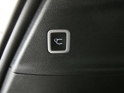 Used 2025 Chrysler Pacifica Limited FWD image 27