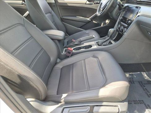 Used 2022 Volkswagen Passat 2.0T SE FWD image 19