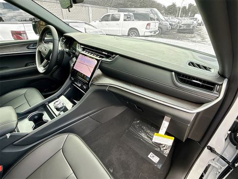 New 2025 Jeep Grand Cherokee L Limited w/ Black Appearance Package image 33