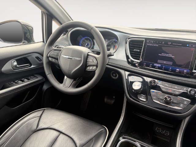 Used 2025 Chrysler Pacifica Limited FWD image 10