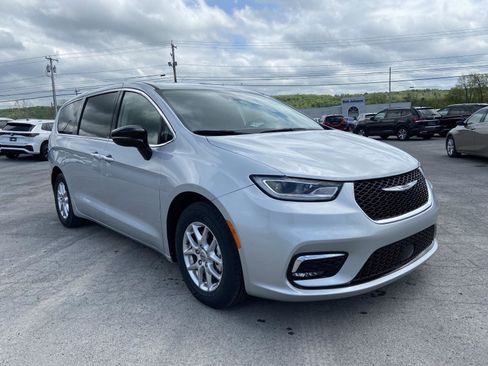 Used 2024 Chrysler Pacifica Touring-L FWD image 1