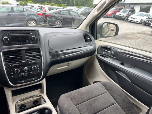 Used 2013 Dodge Grand Caravan SXT FWD image 9