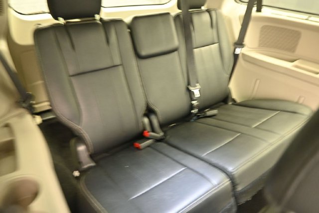 Used 2016 Chrysler Town & Country Touring w/ Driver Convenience Group FWD image 14