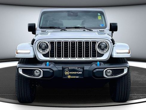 Used 2024 Jeep Wrangler Unlimited Sahara w/ Technology Group AWD/4WD image 2