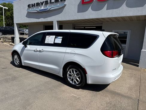 Used 2023 Chrysler Voyager LX FWD image 3