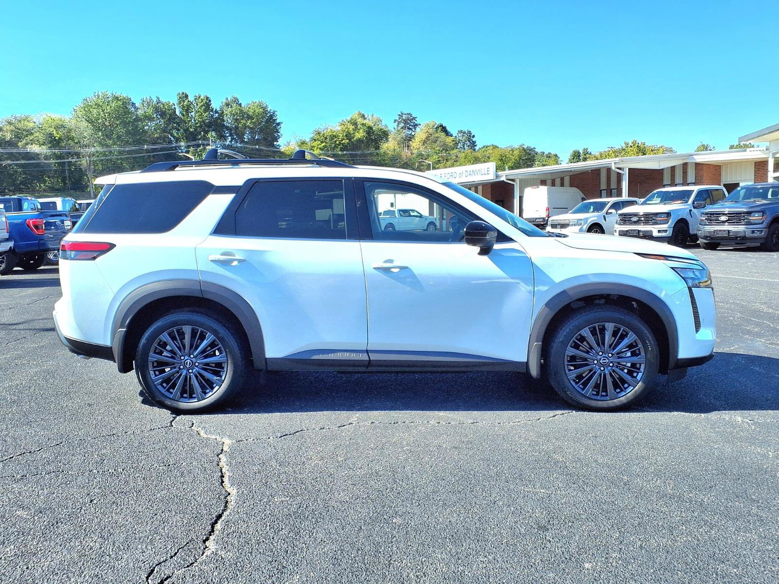 Used 2026 Nissan Pathfinder SL w/ SL Premium Package AWD/4WD image 9
