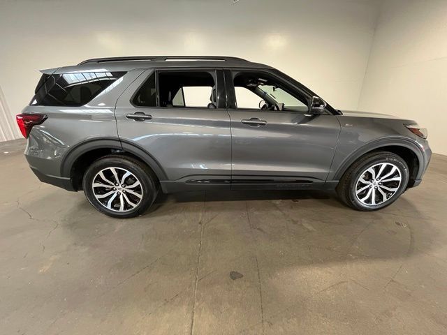 Used 2025 Ford Explorer ST-Line AWD/4WD image 2